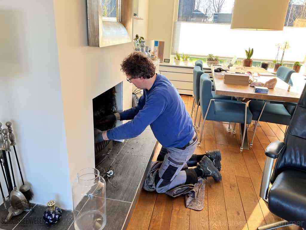 Schouwveger Lemmer kleed schoorsteenreiniger Schouwveger Lemmer kleed schoorsteenreiniger